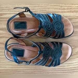 Clarks Artisan women’s leather sandals black size 6 1/2M